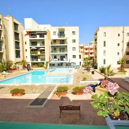 Floor With Common Pool Close To Amenities *