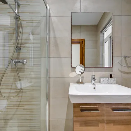 Floor With Common Pool Close To Amenities شقة خليج سانت بول