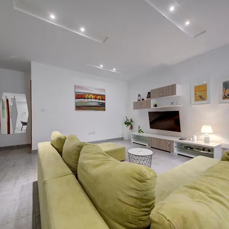 Floor With Common Pool Close To Amenities شقة