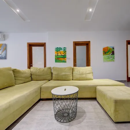 Floor With Common Pool Close To Amenities *