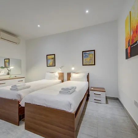 Floor With Common Pool Close To Amenities شقة *