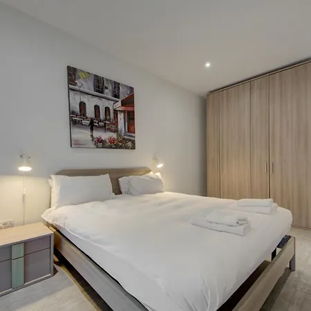 Floor With Common Pool Close To Amenities *