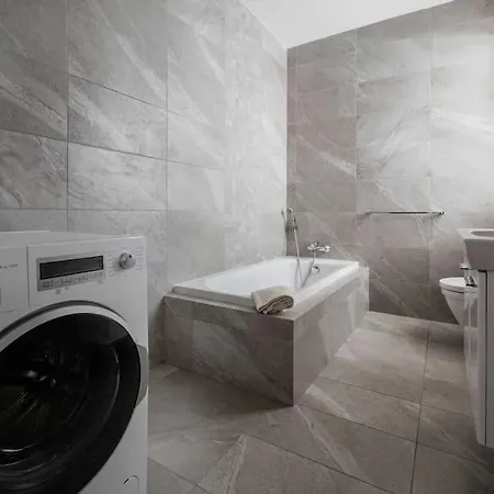 Floor With Common Pool Close To Amenities * St. Paul's Bay