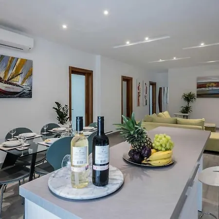 Floor With Common Pool Close To Amenities Apartmán