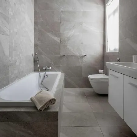 Floor With Common Pool Close To Amenities Apartmán
