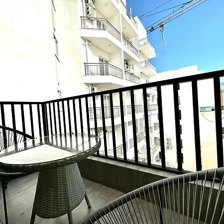 Floor With Common Pool Close To Amenities Apartmán