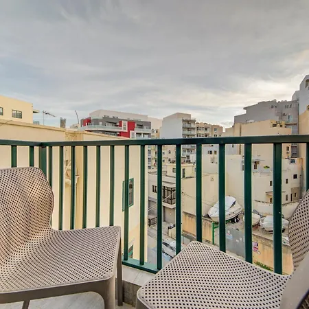 Floor With Common Pool Close To Amenities * St. Paul's Bay