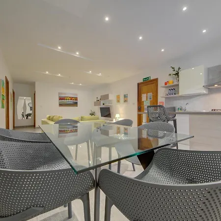 Floor With Common Pool Close To Amenities Apartment *