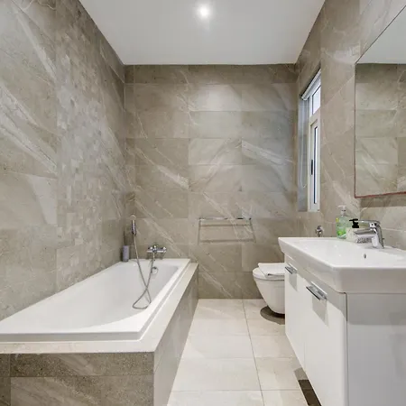 Apartment Floor With Common Pool Close To Amenities *