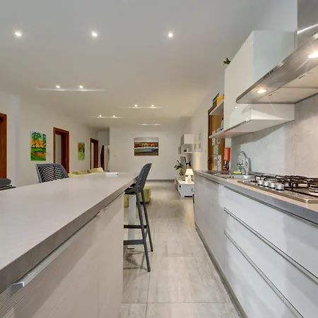 Floor With Common Pool Close To Amenities *