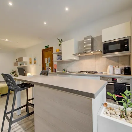 Floor With Common Pool Close To Amenities St. Paul's Bay