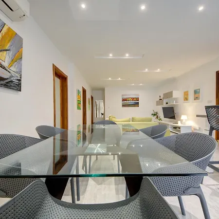 Apartment Floor With Common Pool Close To Amenities