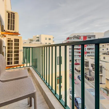 Floor With Common Pool Close To Amenities Apartment *