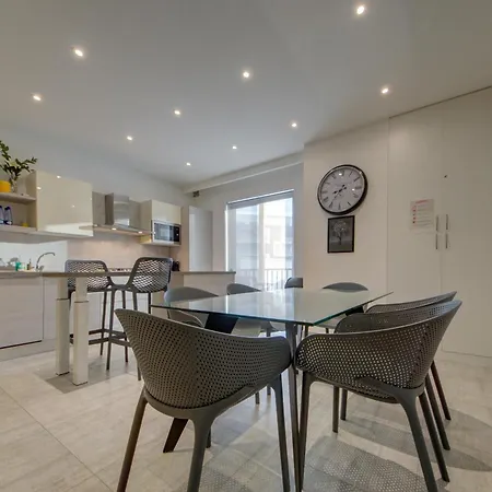 Floor With Common Pool Close To Amenities St. Paul's Bay