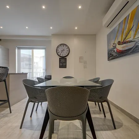 Floor With Common Pool Close To Amenities Apartment