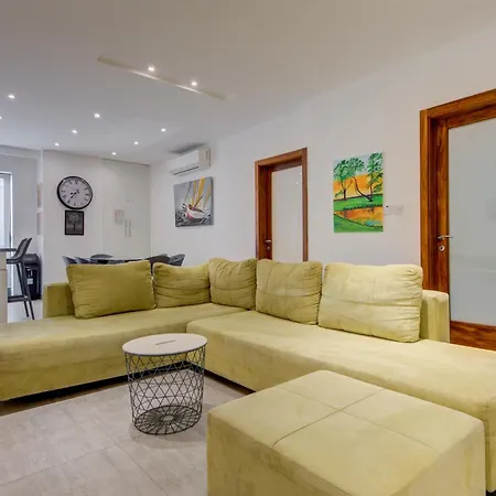 Apartment Floor With Common Pool Close To Amenities *