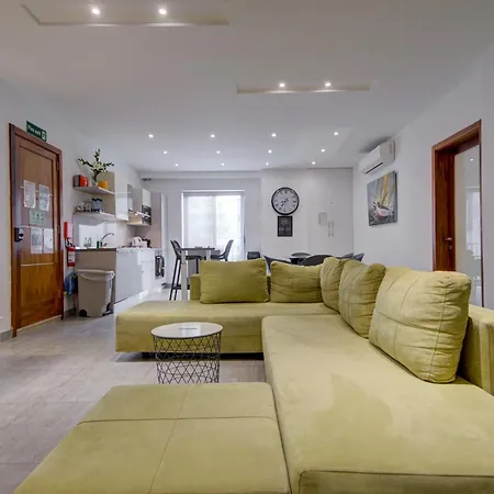 Floor With Common Pool Close To Amenities *