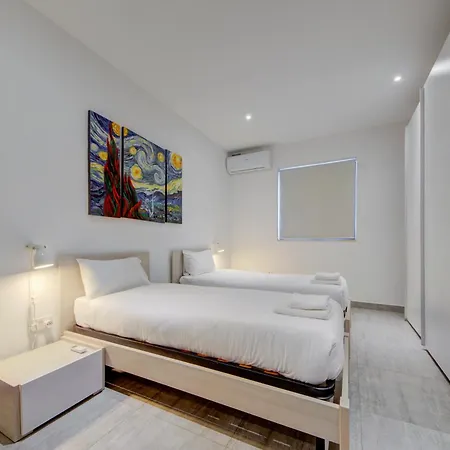 Floor With Common Pool Close To Amenities St. Paul's Bay