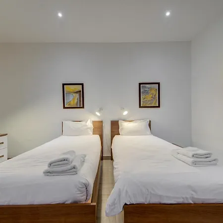 Floor With Common Pool Close To Amenities Apartment