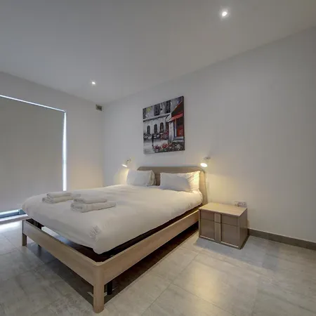 Floor With Common Pool Close To Amenities Apartment *