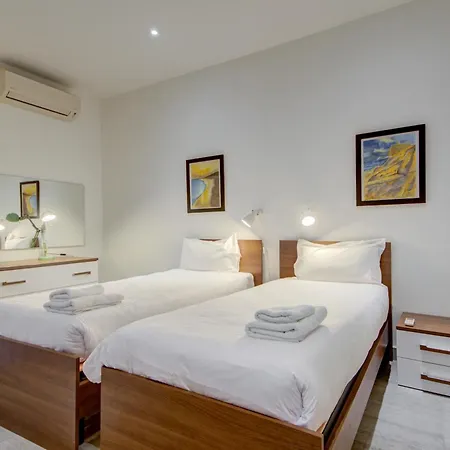 Apartment Floor With Common Pool Close To Amenities *