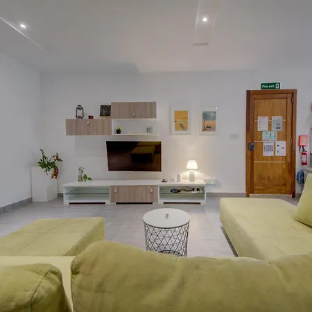 Floor With Common Pool Close To Amenities St. Paul's Bay