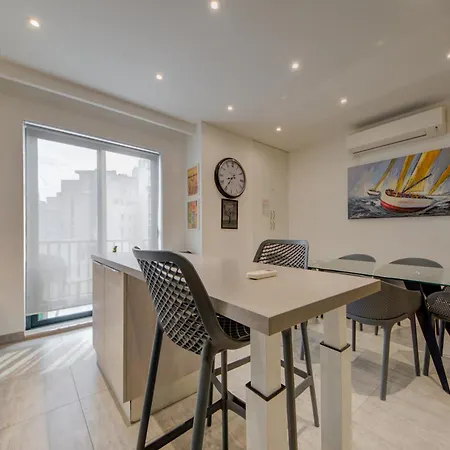 Floor With Common Pool Close To Amenities Apartment *