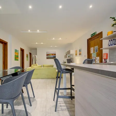 Apartment Floor With Common Pool Close To Amenities *