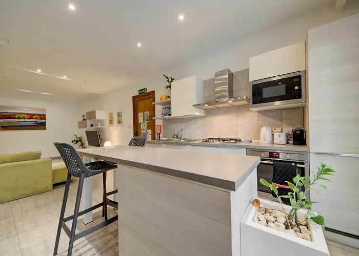 Floor With Common Pool Close To Amenities St. Paul's Bay