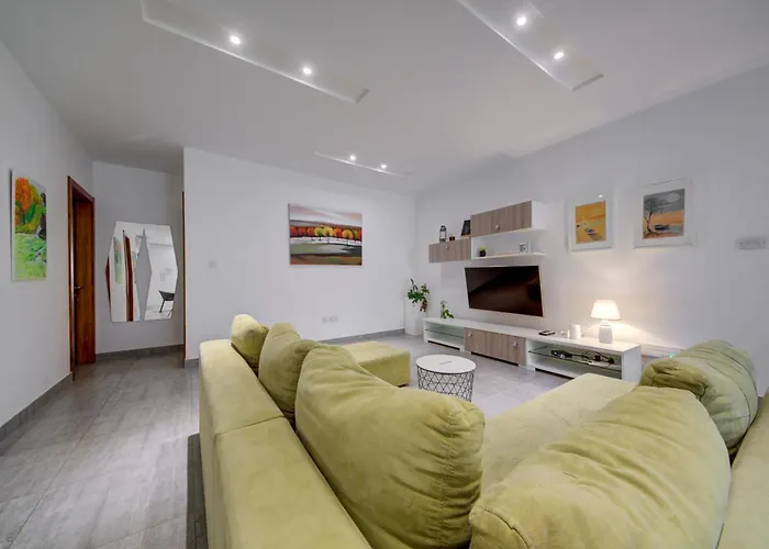 Floor With Common Pool Close To Amenities Apartment