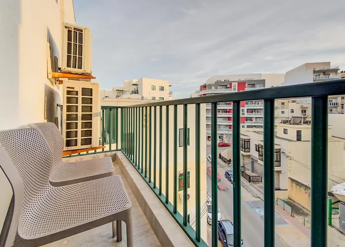 Floor With Common Pool Close To Amenities Apartment *