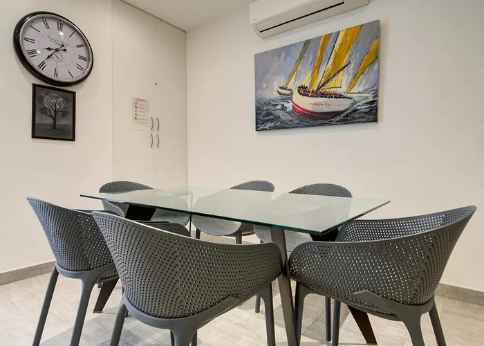 Apartment Floor With Common Pool Close To Amenities *