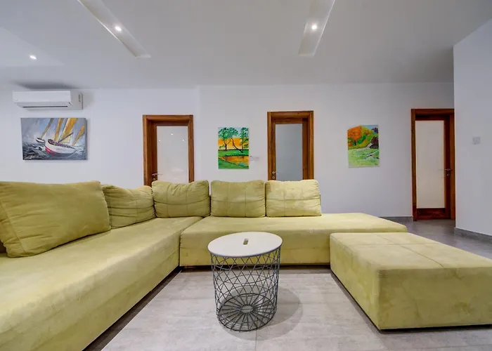 Floor With Common Pool Close To Amenities *