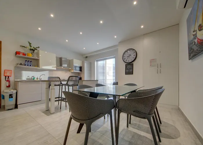 Floor With Common Pool Close To Amenities St. Paul's Bay