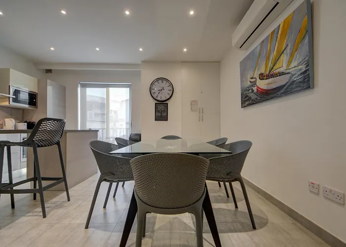 Floor With Common Pool Close To Amenities Apartment