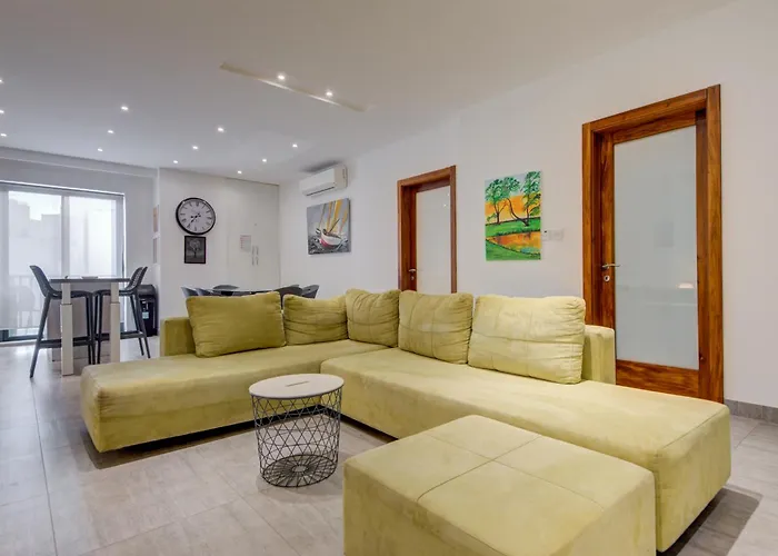 Apartment Floor With Common Pool Close To Amenities *