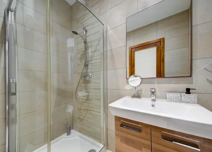 Floor With Common Pool Close To Amenities 세인트폴스베이