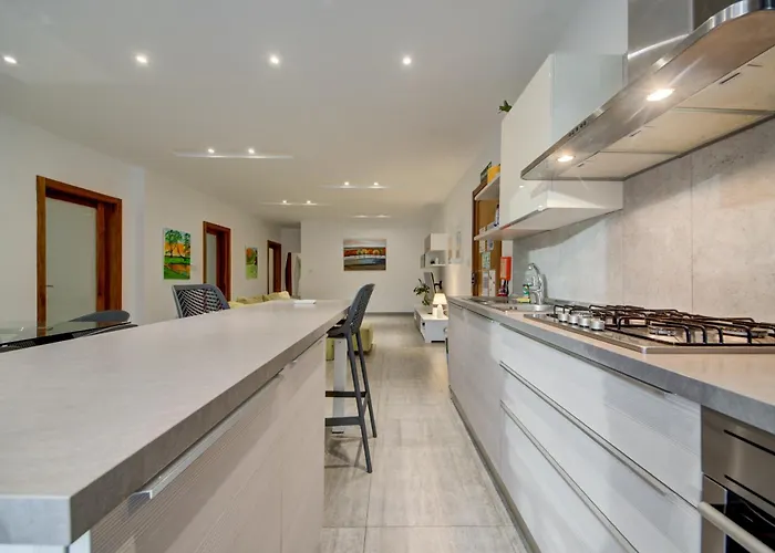 Floor With Common Pool Close To Amenities *