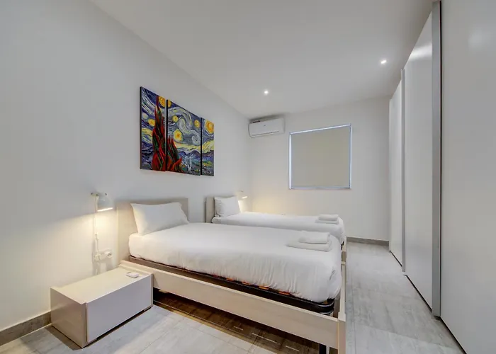 Floor With Common Pool Close To Amenities 세인트폴스베이