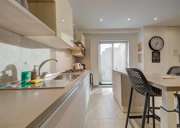 Floor With Common Pool Close To Amenities 아파트 세인트폴스베이