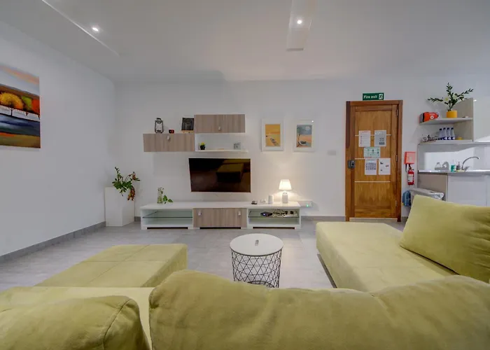 Floor With Common Pool Close To Amenities 세인트폴스베이