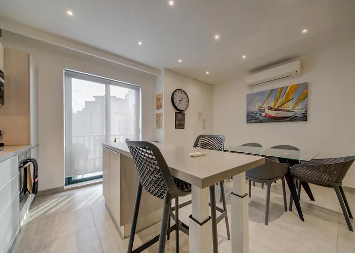 Floor With Common Pool Close To Amenities 아파트 *